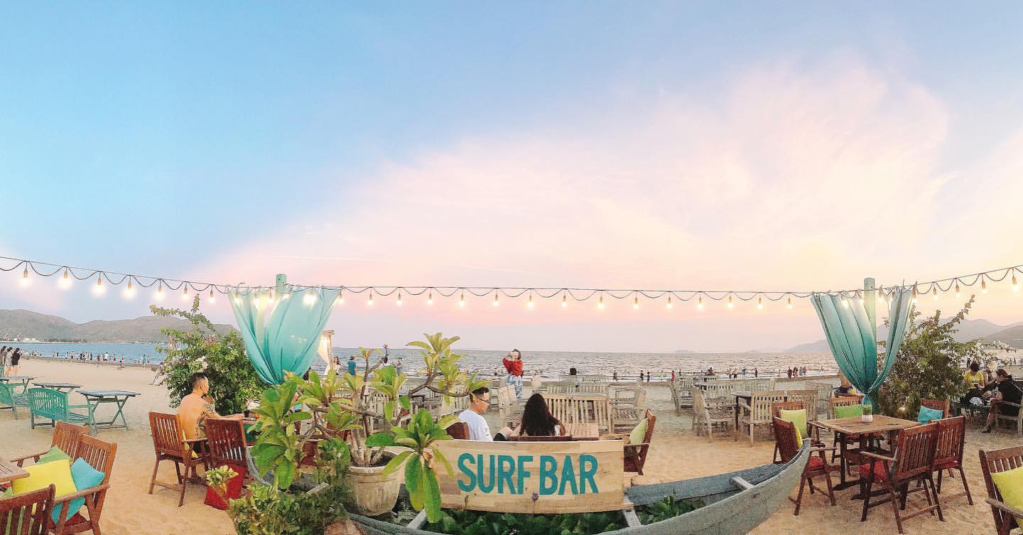 Surf Bar là một quán bar sở hữu view vô cùng đắt giá